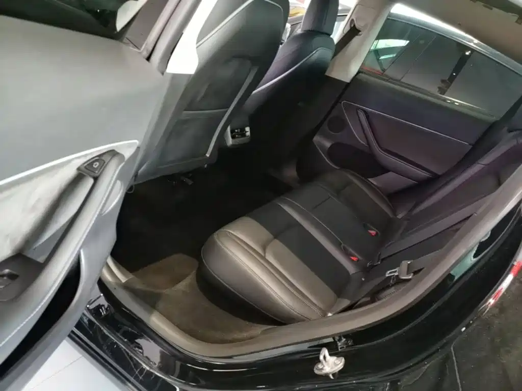 Tesla Model Y — миниатюра 17