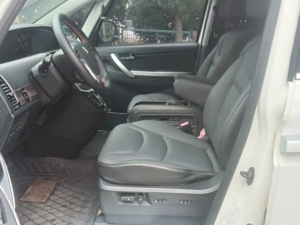 Luxgen Big 7 MPV — миниатюра 11