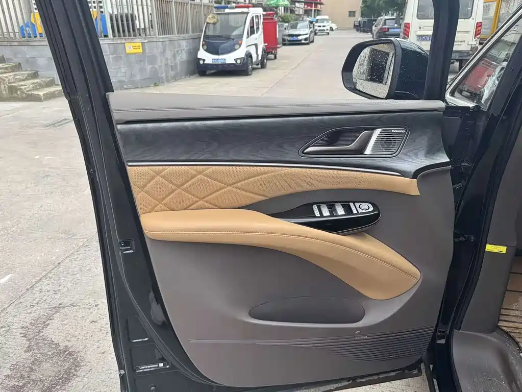 Denza D9 2022 DM-i 1040 Luxury