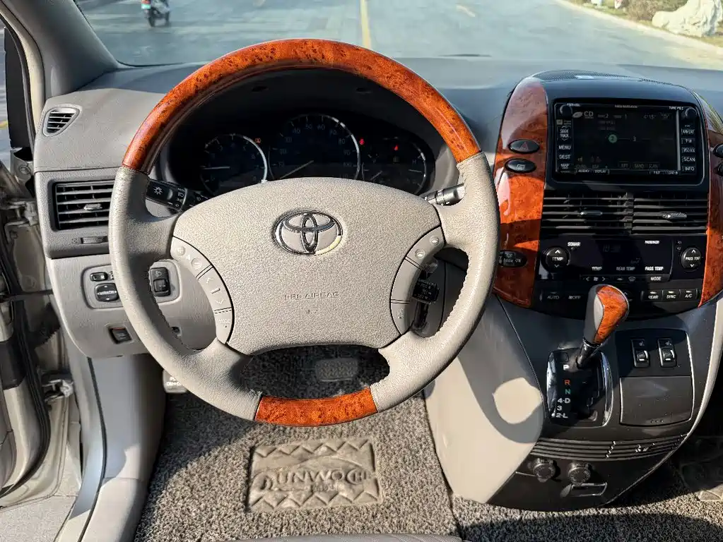 Toyota Sienna — миниатюра 18
