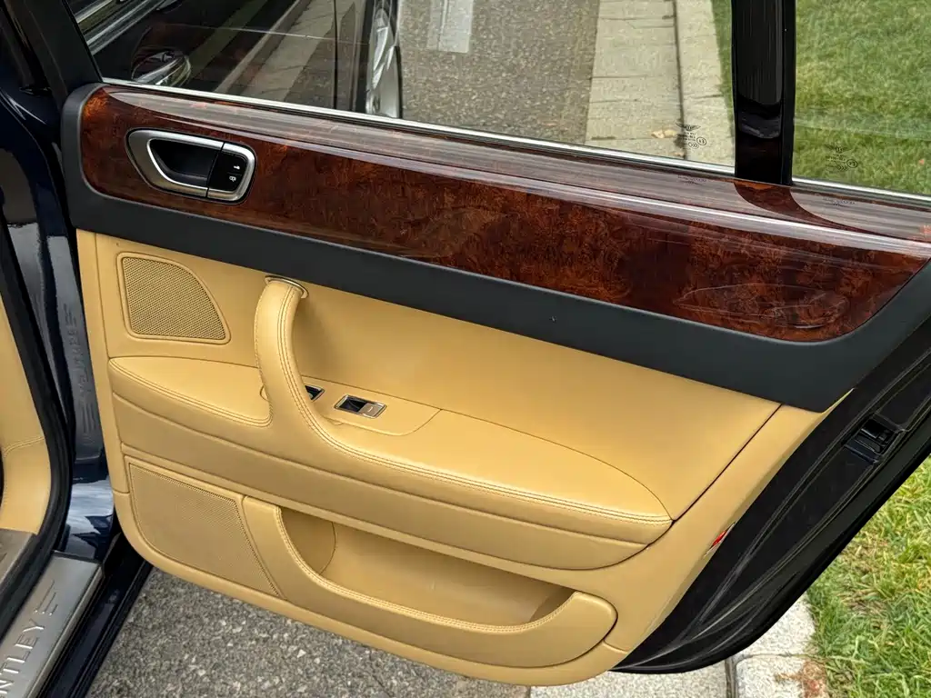 Bentley Flying Spur — миниатюра 25