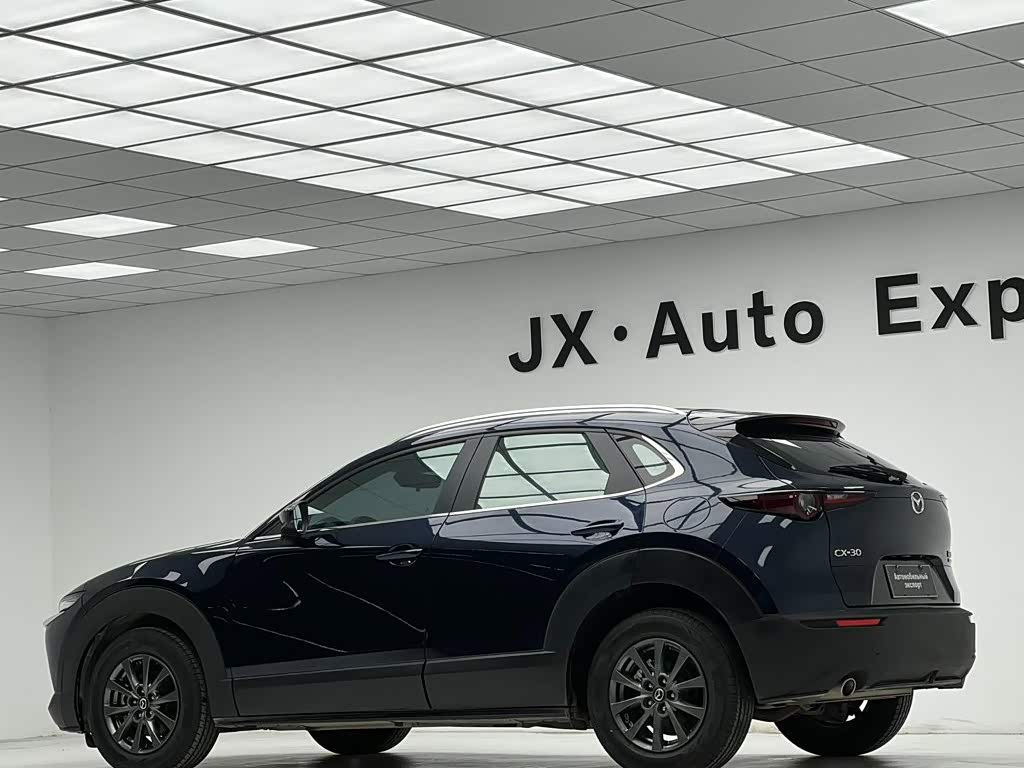 Mazda CX-30 2.0 л 2022 г. Голубой, пробег 8000 км