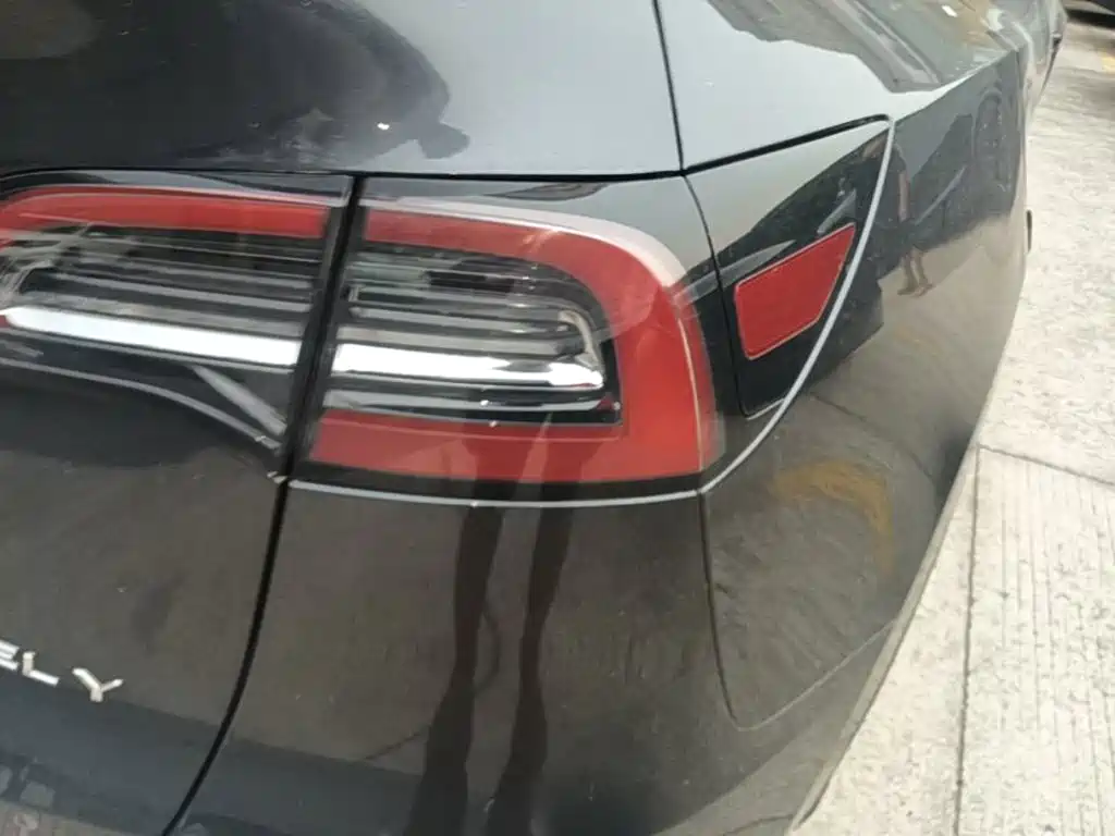 Tesla Model Y — миниатюра 8