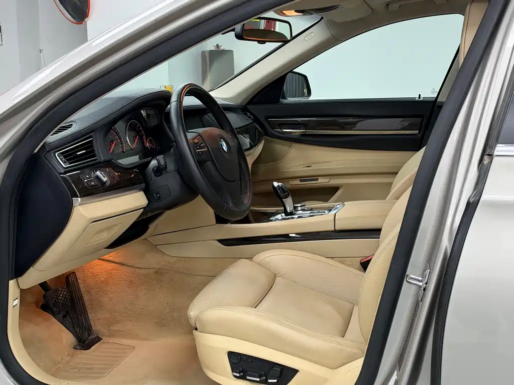 BMW 7 Series — миниатюра 7