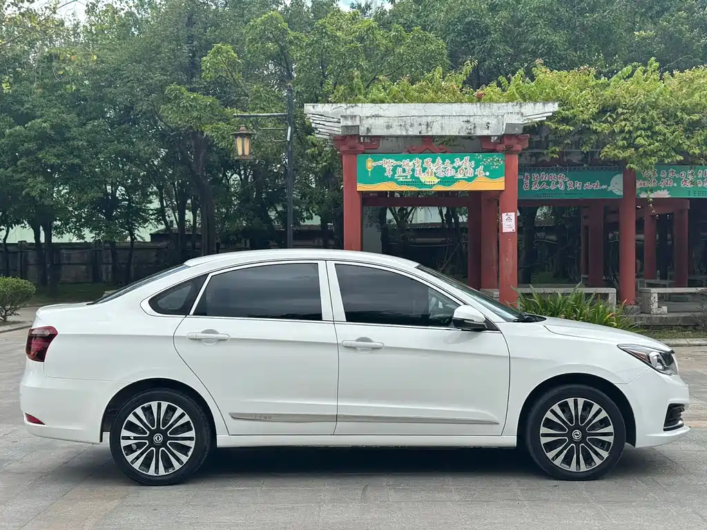 DONGFENG E70