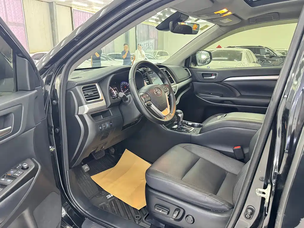 Toyota Highlander 2018 2.0T Luxury 7 мест V