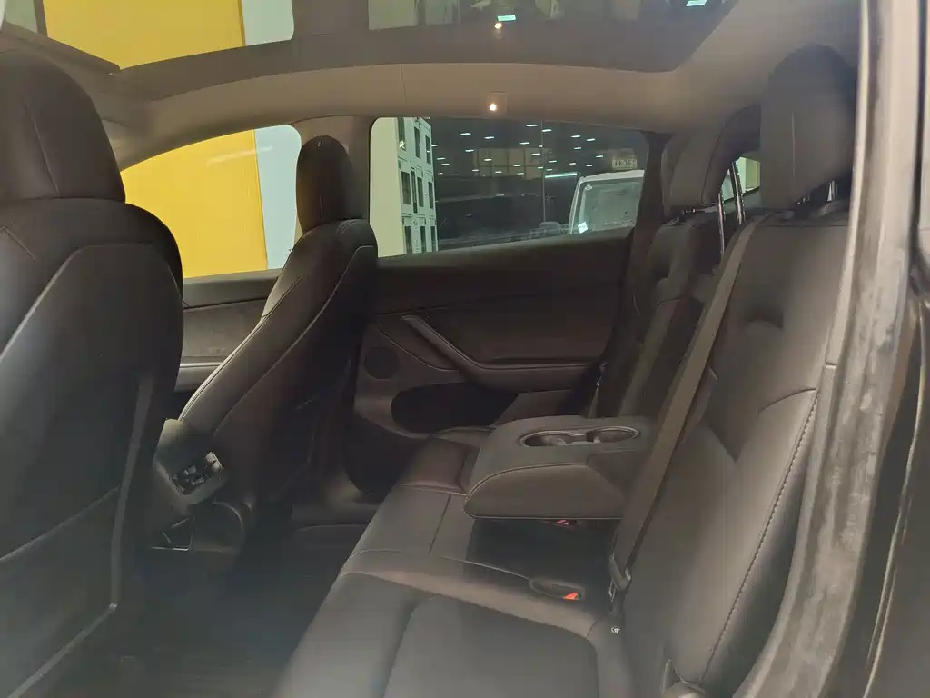 Tesla Model Y — миниатюра 11