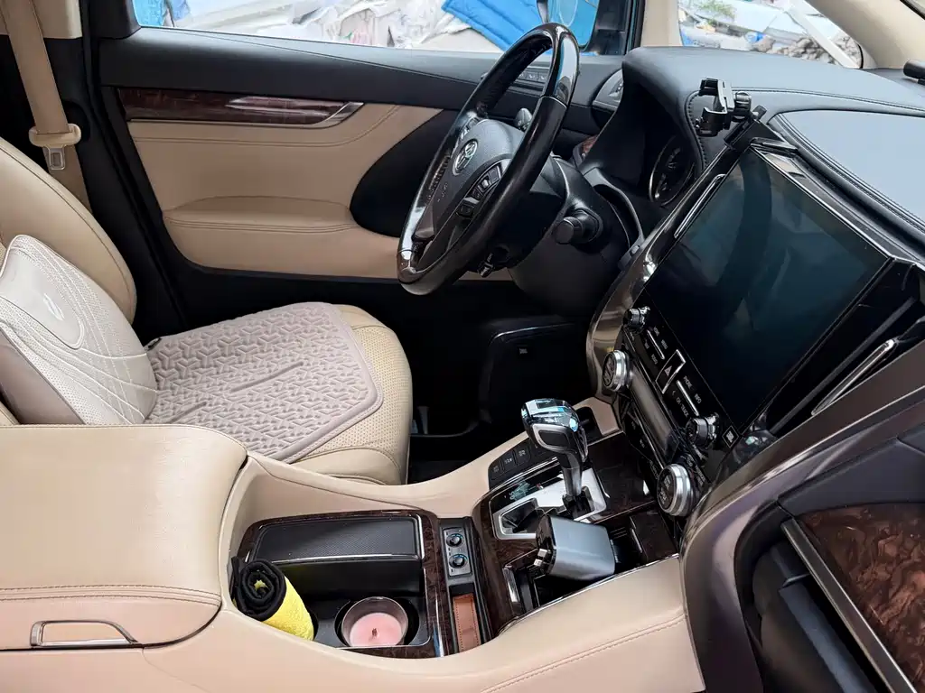 Toyota Alphard — миниатюра 10