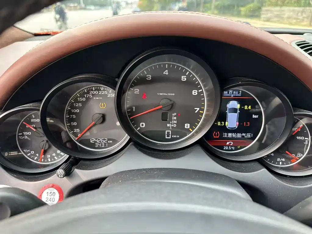 Porsche Cayenne — миниатюра 10