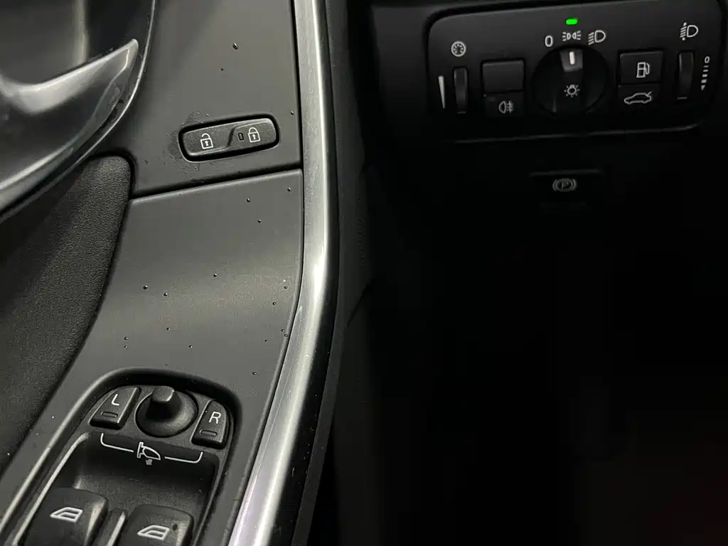 Volvo S60 (Import) — миниатюра 10