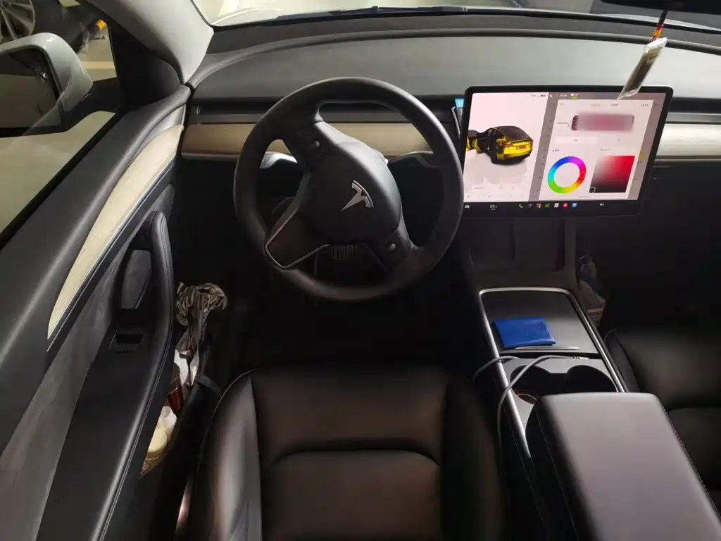 Tesla Model Y — миниатюра 3