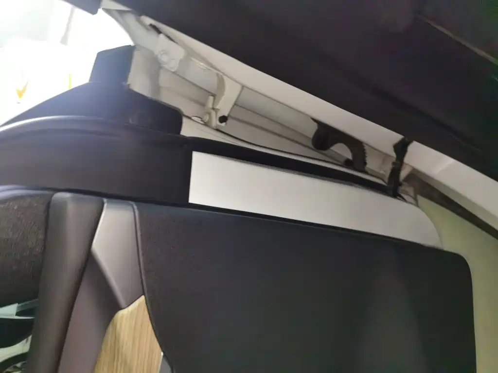 Tesla Model Y — миниатюра 18