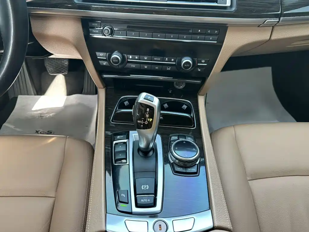 BMW 7 Series — миниатюра 17