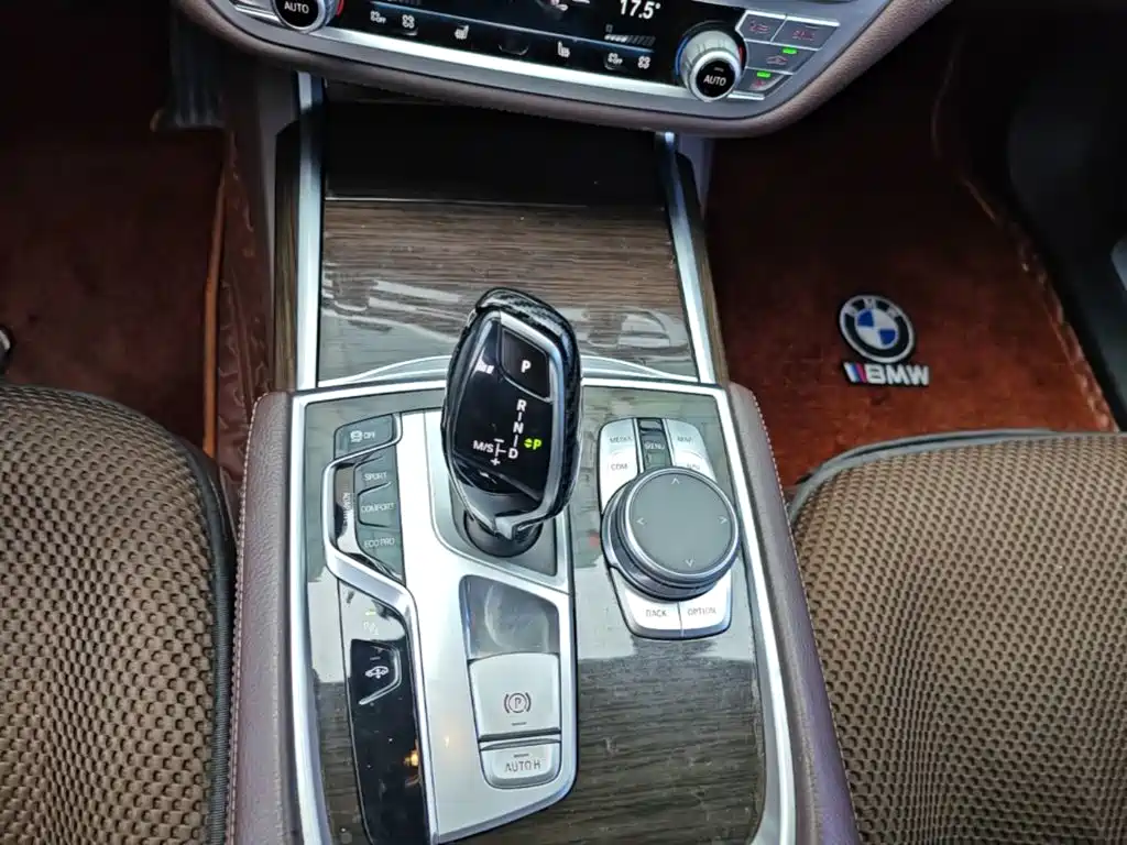 BMW 7 Series — миниатюра 14