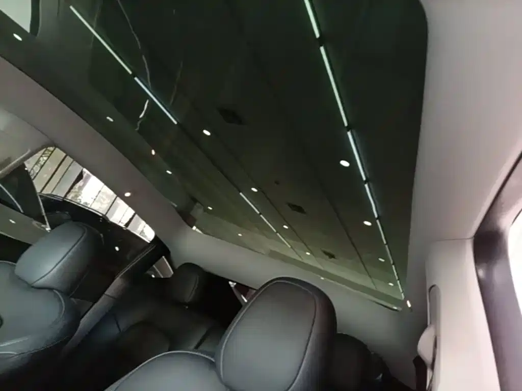 Tesla Model Y — миниатюра 18