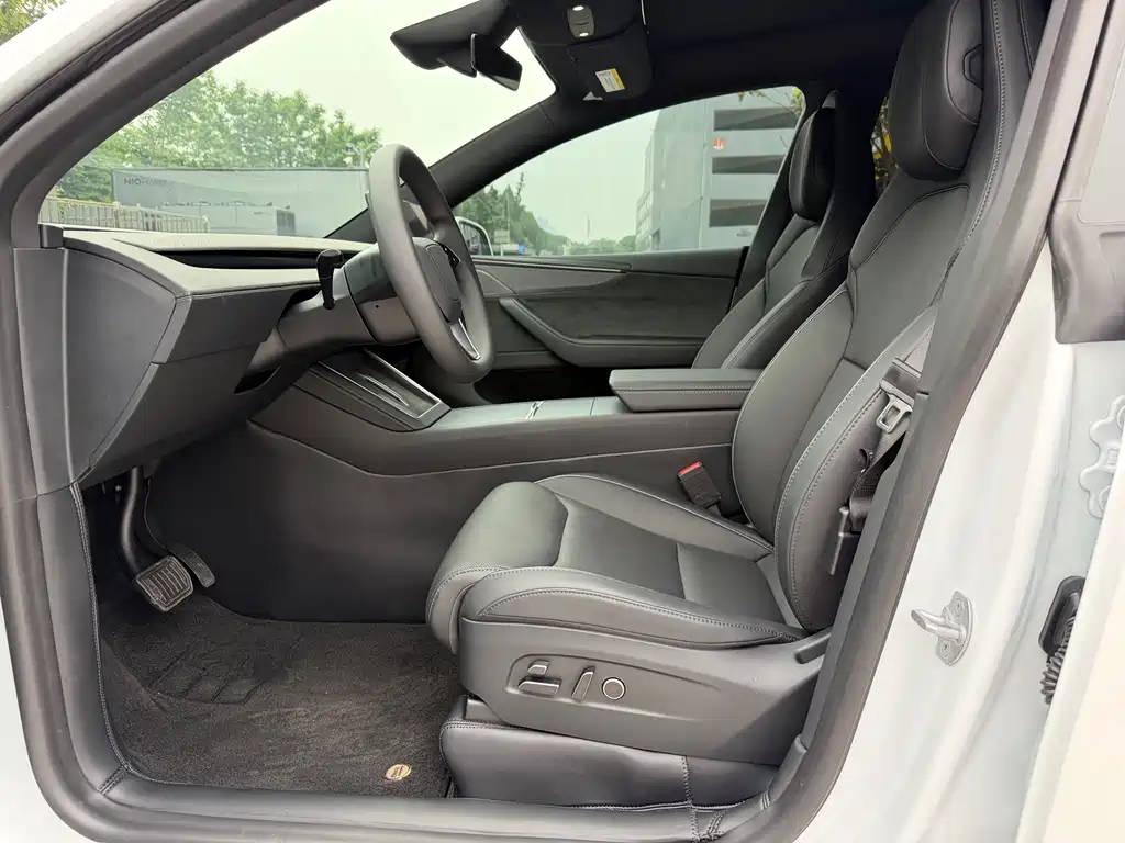 Tesla Model Y L