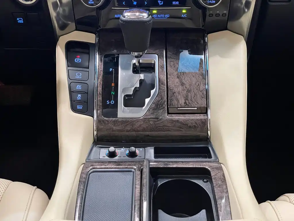 Toyota Alphard — миниатюра 25