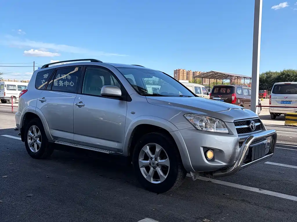 Toyota RAV4 — миниатюра 3