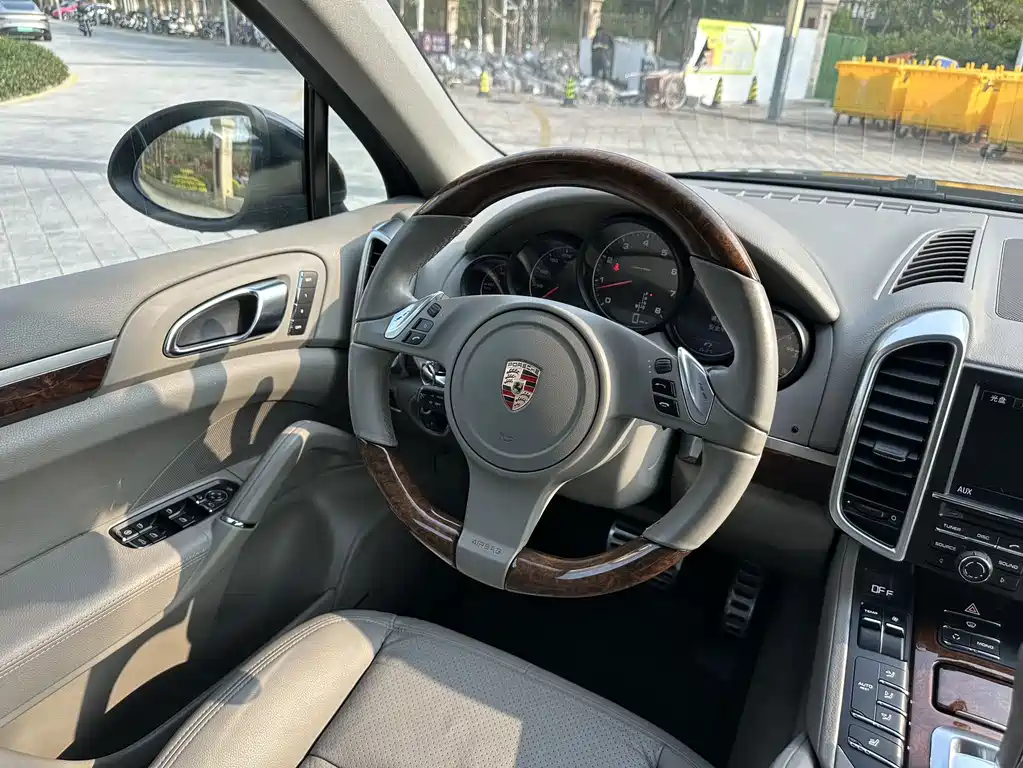 Porsche Cayenne — миниатюра 13
