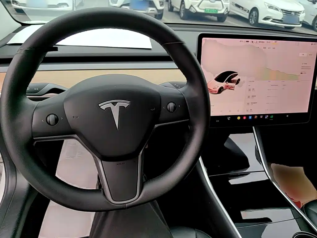 Tesla Model 3 — миниатюра 10