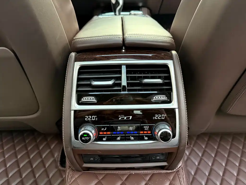 BMW 7 Series — миниатюра 12