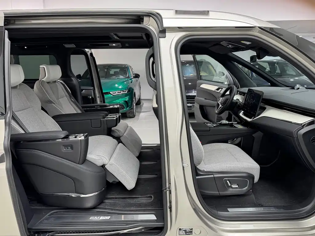 Volvo EM90 — миниатюра 15