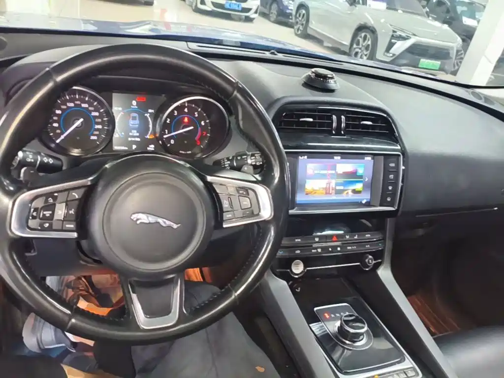 Jaguar F-PACE — миниатюра 10