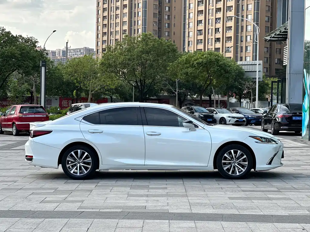 Lexus ES — миниатюра 12