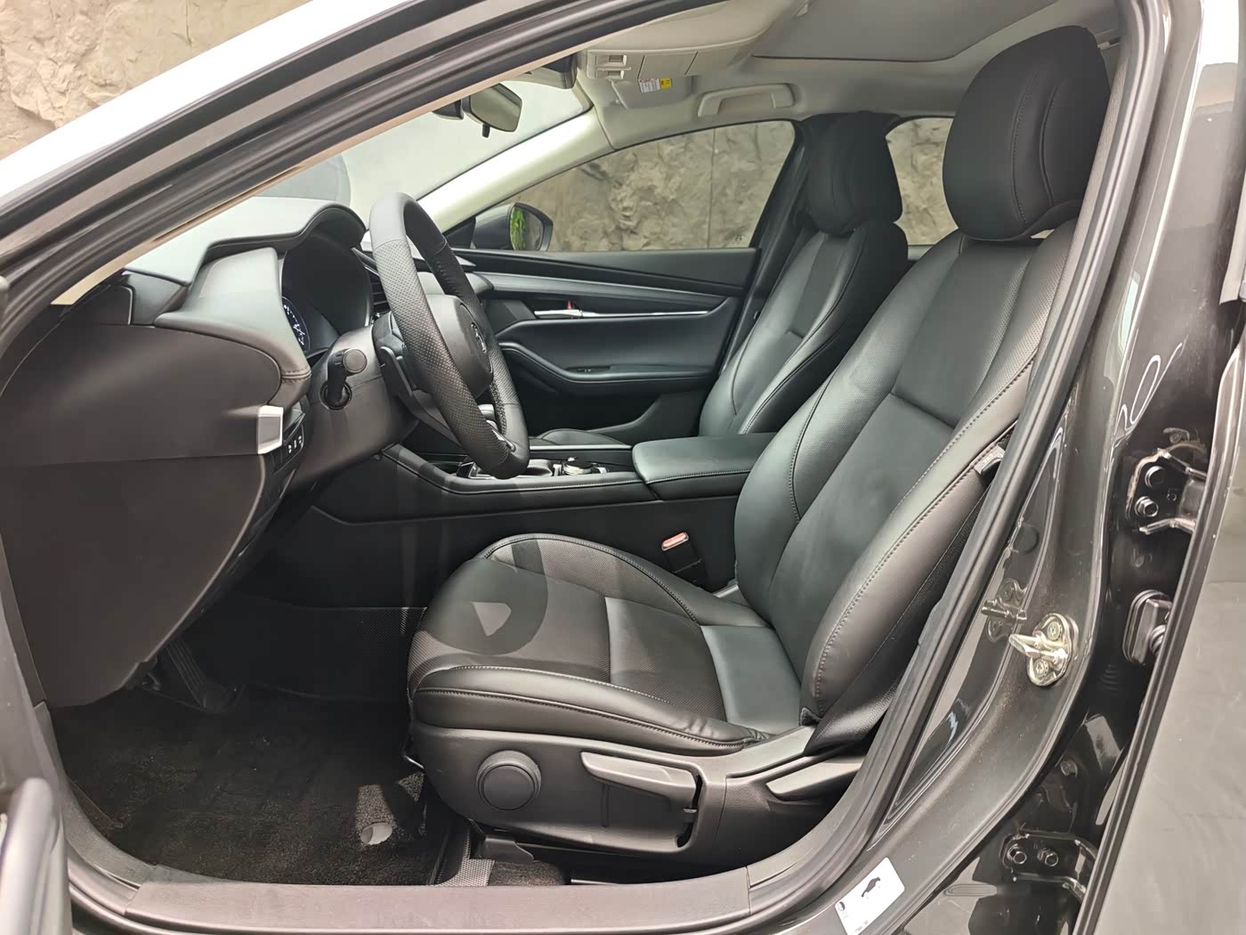 Mazda Mazda3 Axela 2.0 л 2022 г. Серебристо-серый, пробег 50000 км