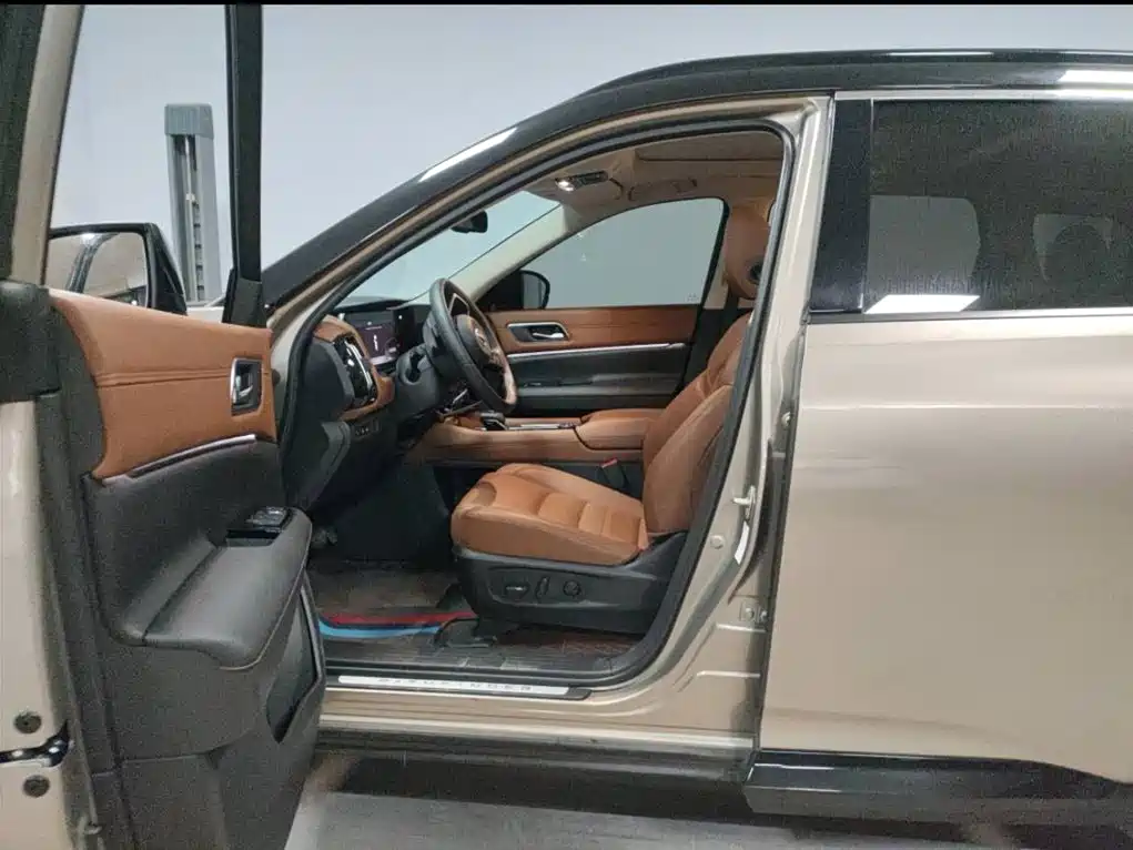 NISSAN EXPLORING THE LAND