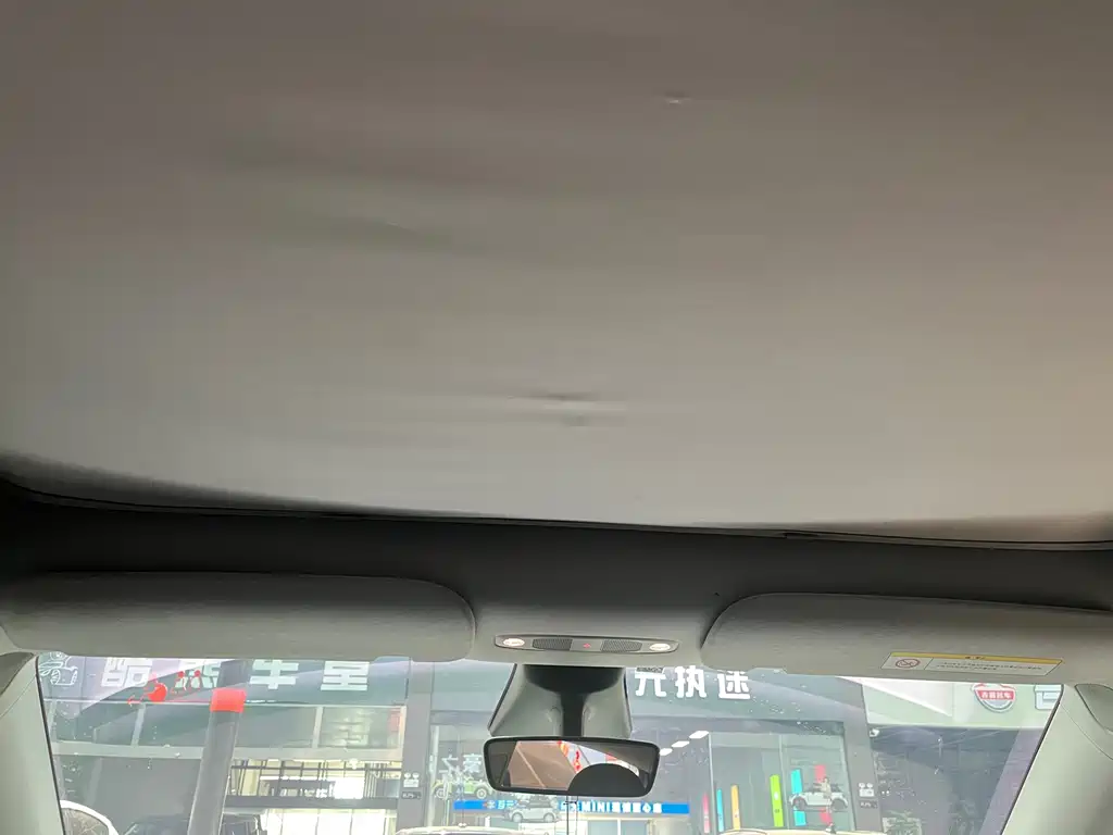 Tesla Model Y — миниатюра 10