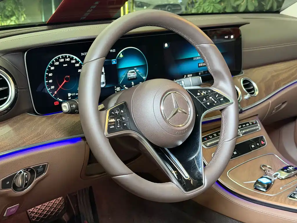 Mercedes-Benz E-Class — миниатюра 7