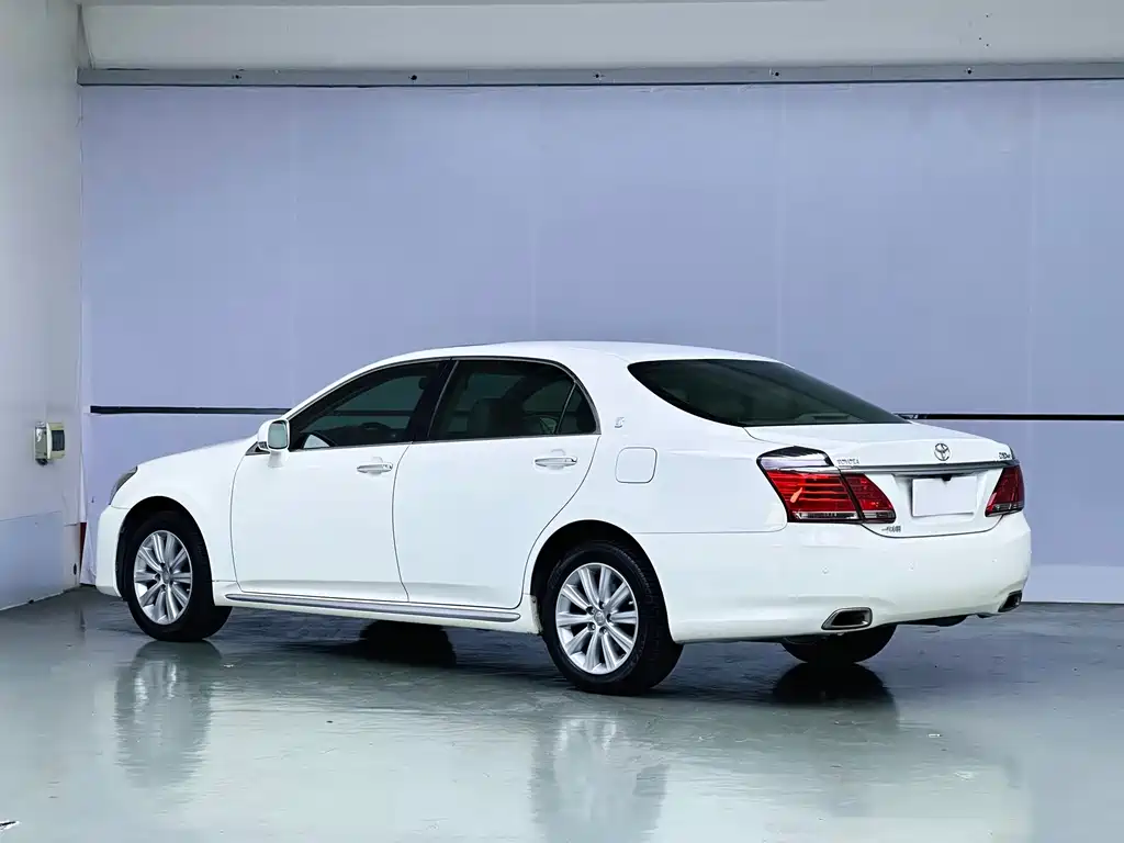 Toyota Crown — миниатюра 4