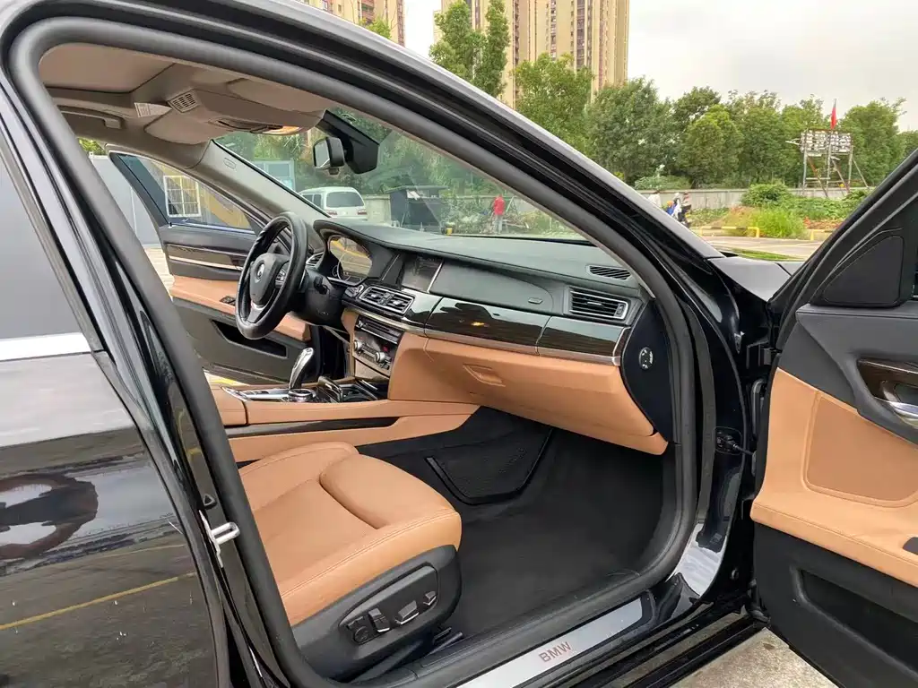 BMW 7 Series — миниатюра 10