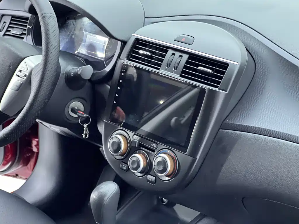 Nissan Tiida — миниатюра 10