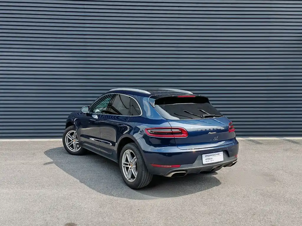 PORSCHE MACAN