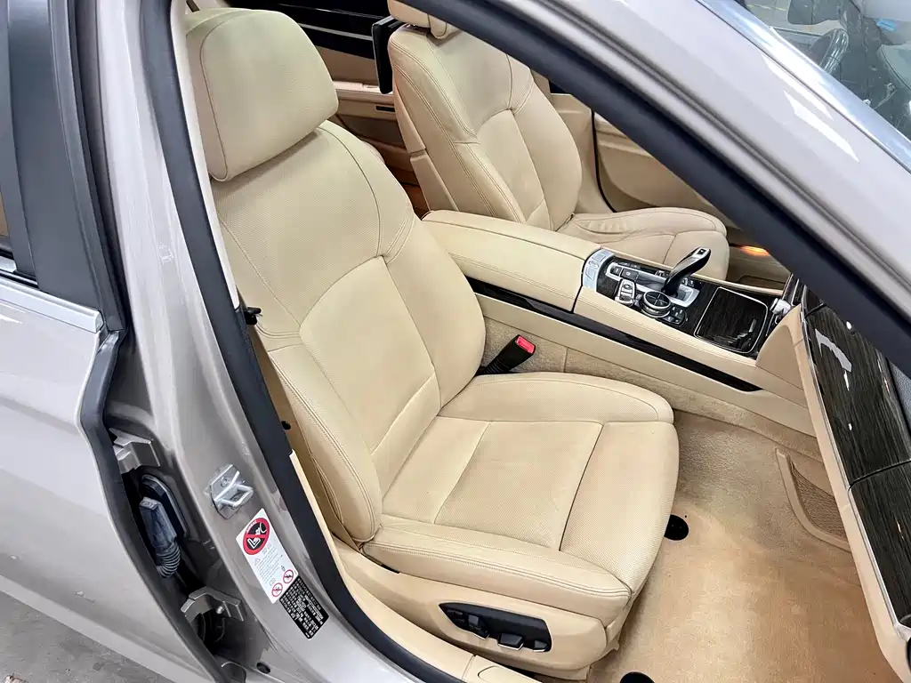 BMW 7 Series — миниатюра 10