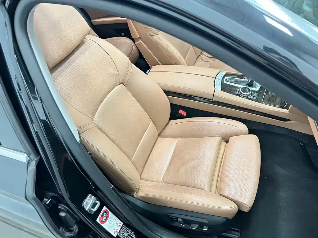 BMW 7 Series — миниатюра 11