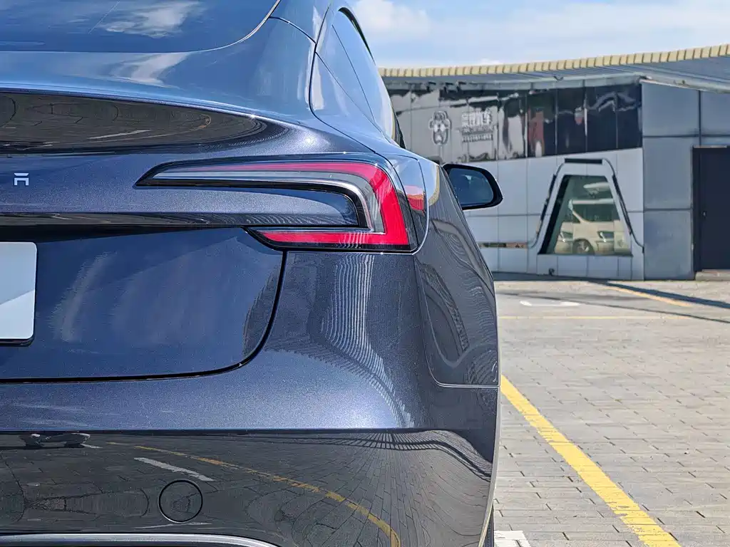 Tesla Model 3 — миниатюра 10