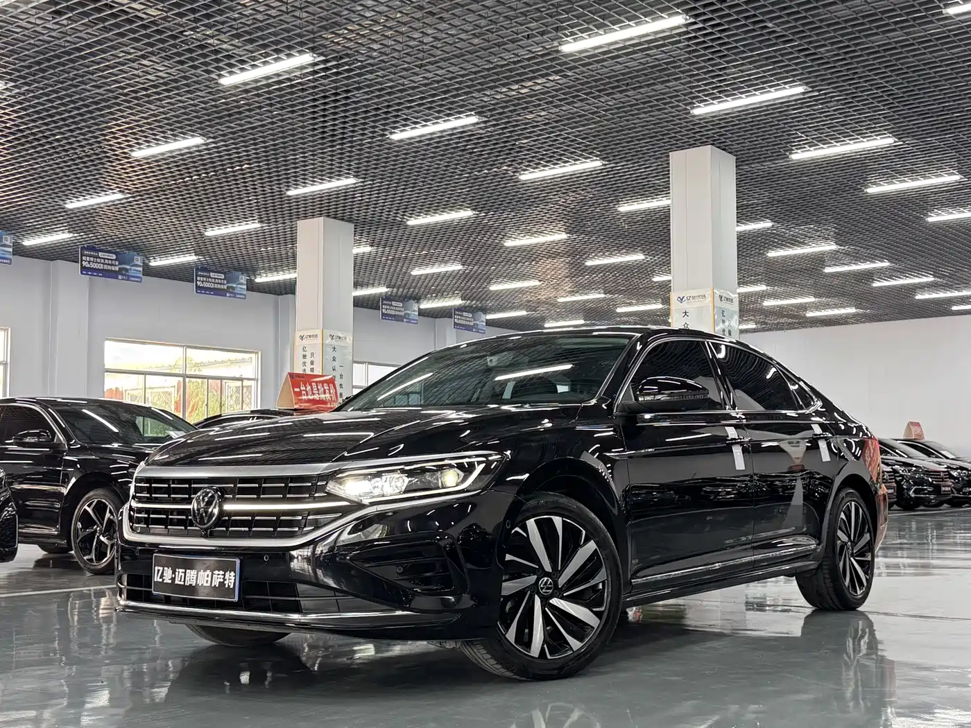 帕萨特 2025款 出众款 380TSI 龙耀版 2025