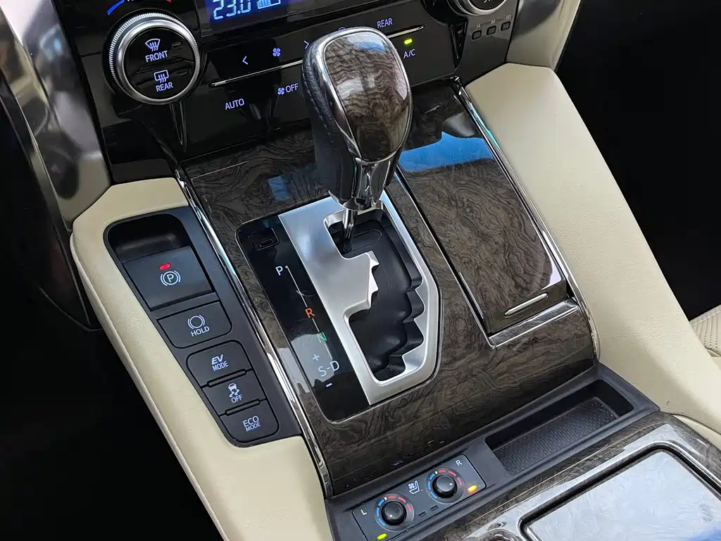Toyota Alphard — миниатюра 10