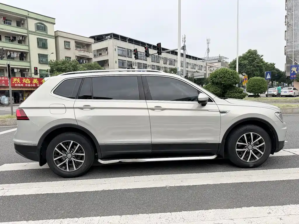 Volkswagen Tiguan L — миниатюра 21