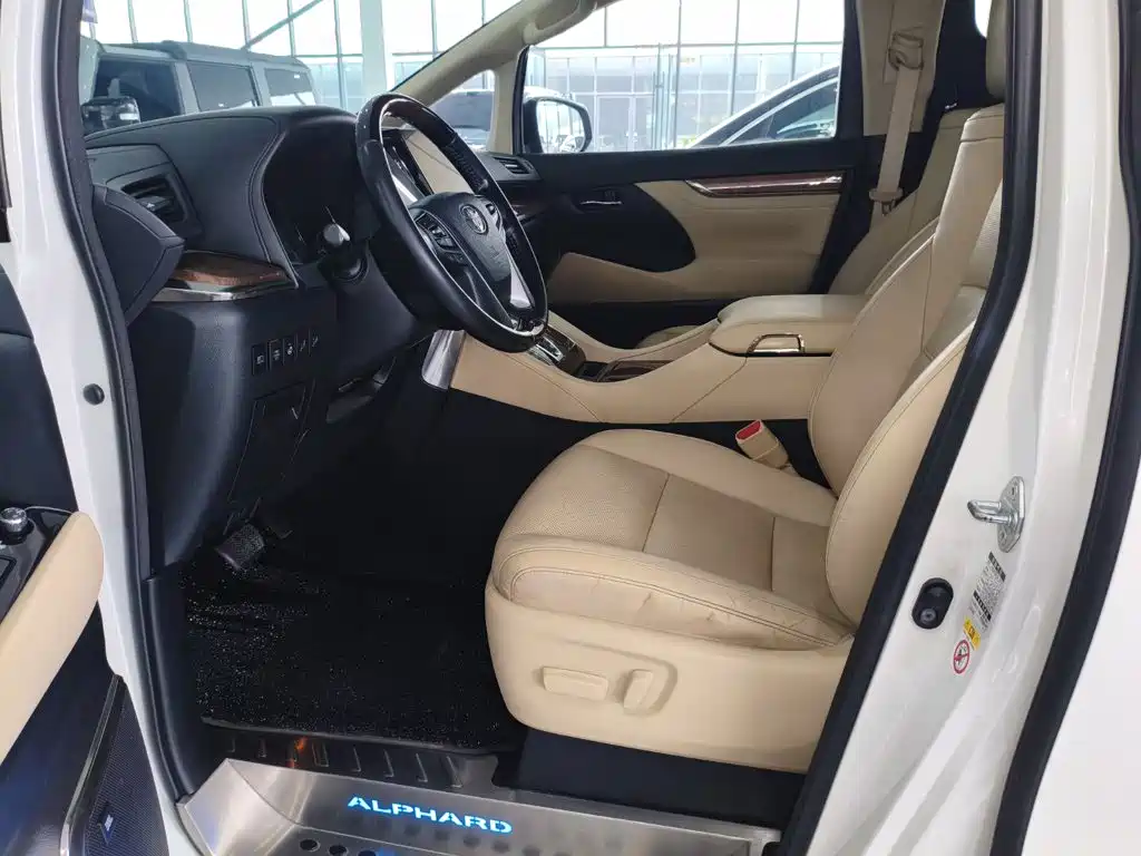 Toyota Alphard — миниатюра 8