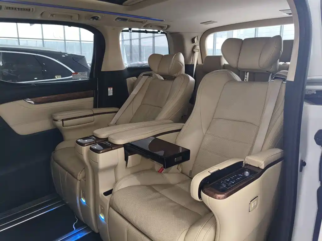 Toyota Alphard — миниатюра 15