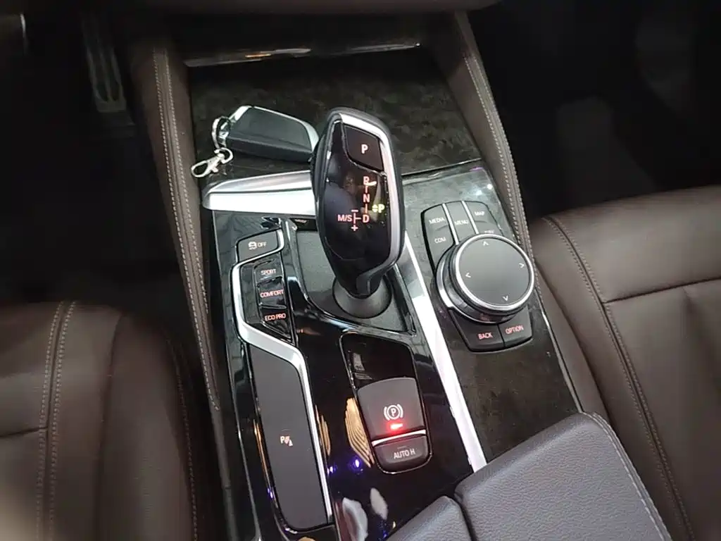BMW 5 Series — миниатюра 14
