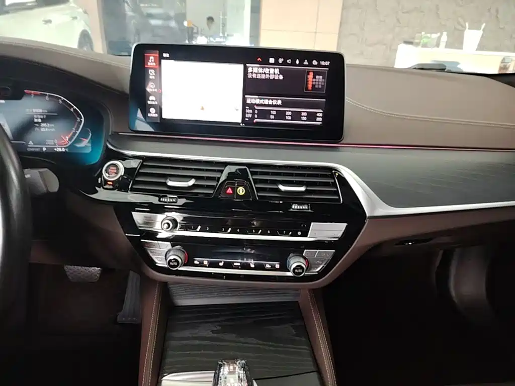 BMW 5 Series — миниатюра 13