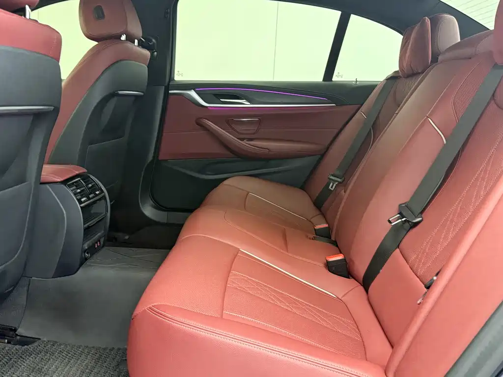 BMW 5 Series — миниатюра 11