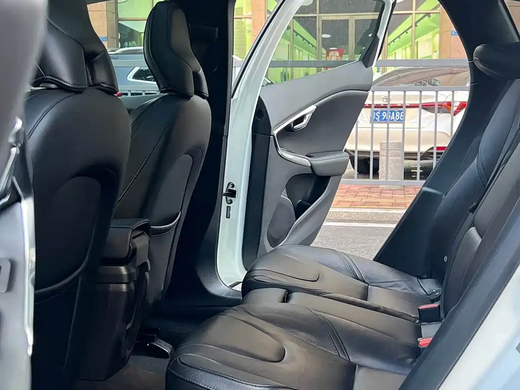 Volvo V40 — миниатюра 8