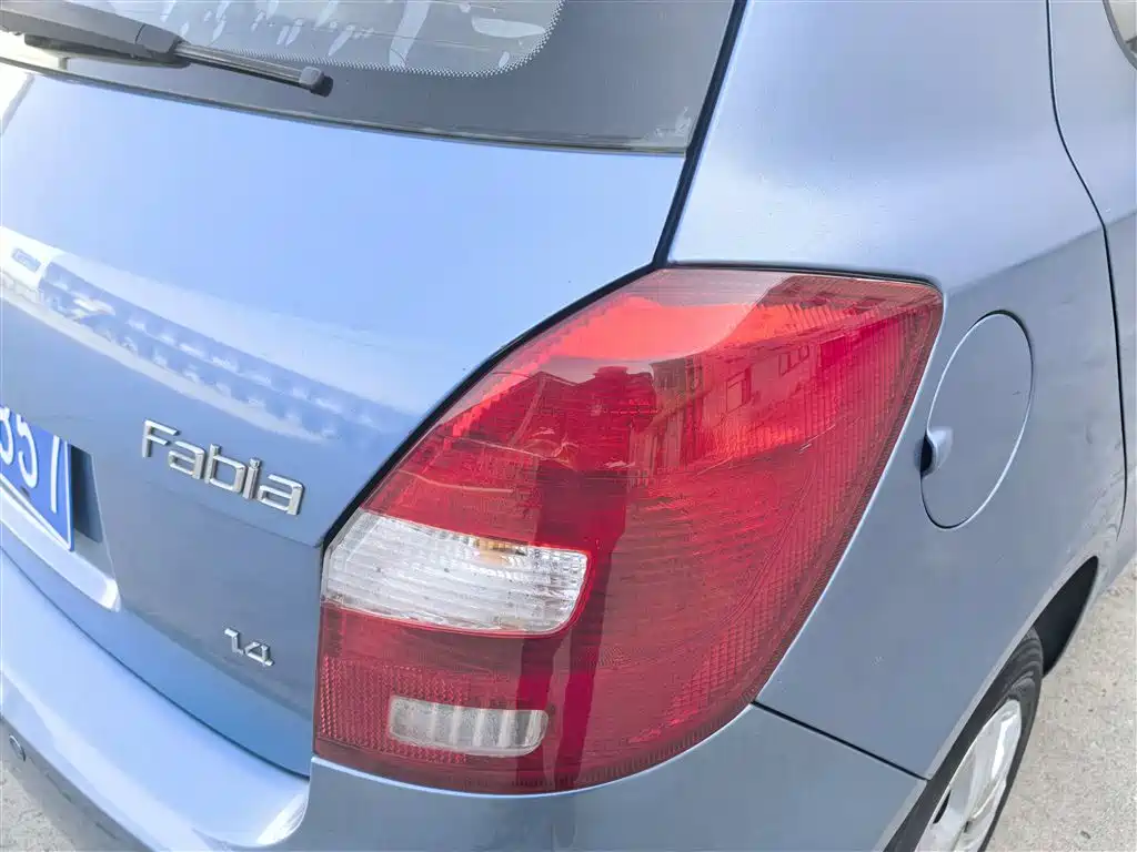Skoda Fabia 1.4L Auto Crystal Supreme Edition, фото 15