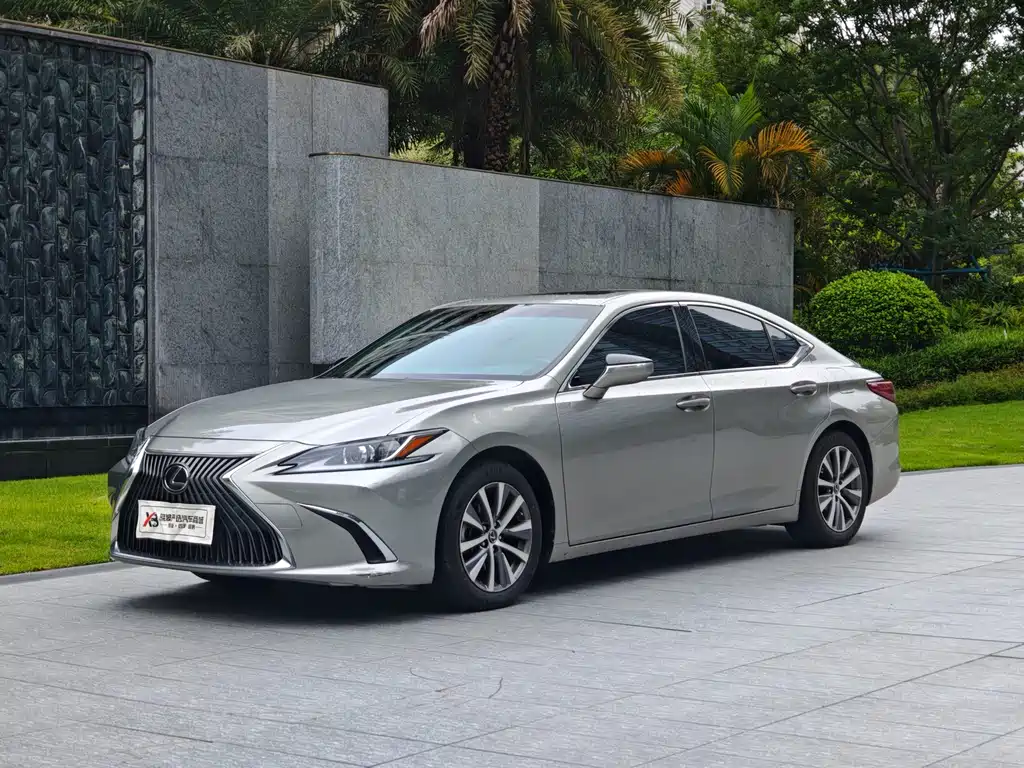 Lexus ES 2020